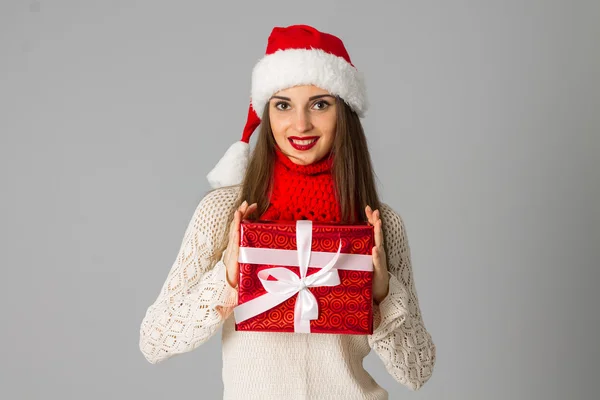 Ragazza in cappello di Babbo Natale con regalo — Foto Stock