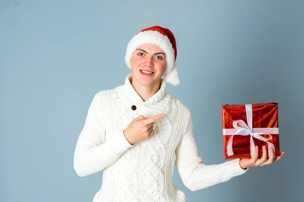 Gai gars avec boîte cadeau dans les mains — Photo