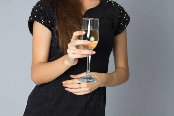 Chica en vestido negro posando en el estudio — Foto de Stock