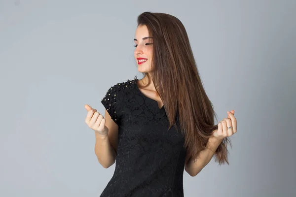 Flicka i svart klänning poserar i studio — Stockfoto