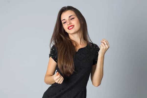 Mädchen in schwarzem Kleid posiert im Studio — Stockfoto
