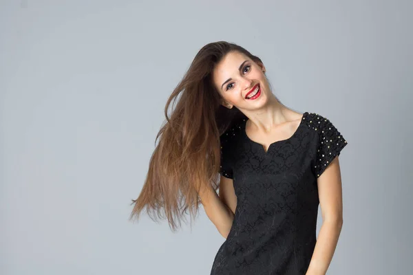 Menina em vestido preto posando em estúdio — Fotografia de Stock