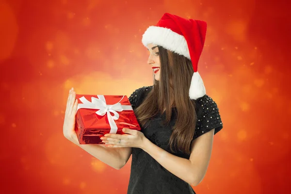 Schönheit Frau mit Weihnachtsmütze lächelt — Stockfoto