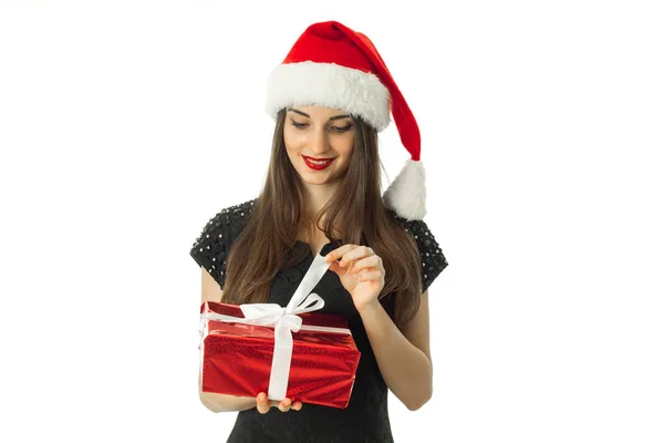 时尚黑发女人在圣诞老人的帽子 — 图库照片