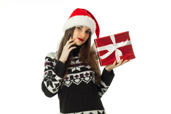Atrakcyjna kobieta w ciepły sweter i santa hat — Zdjęcie stockowe
