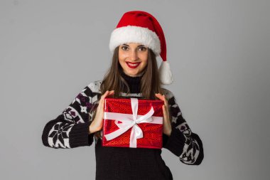 kadın kırmızı hediye ile sıcak kazak ve santa şapka