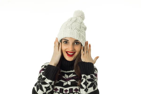 Весела дівчина в теплому зимовому светрі — стокове фото