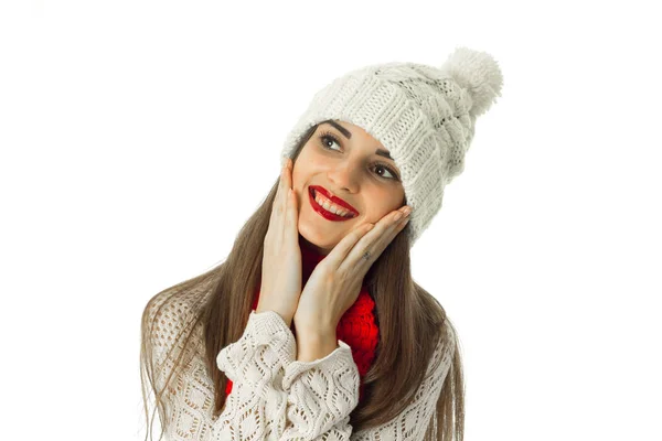 Брюнетка дівчина в теплому светрі і червоний шарф — стокове фото