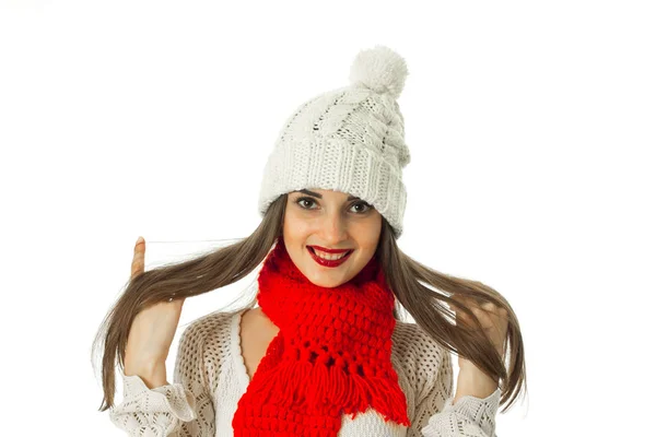 Брюнетка дівчина в теплому светрі і червоний шарф — стокове фото