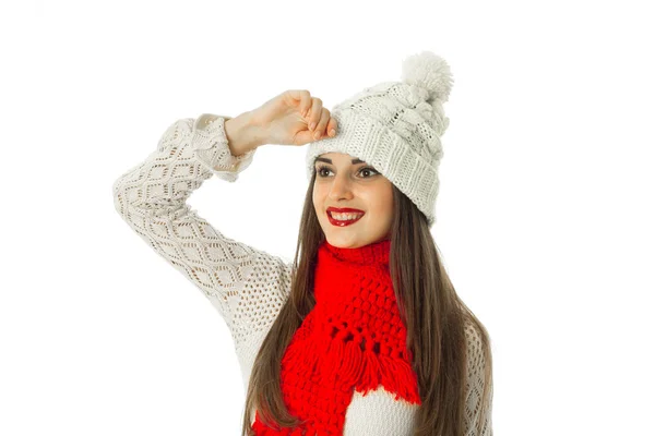 따뜻한 스웨터와 빨간 스카프에 갈색 머리 소녀 — 스톡 사진