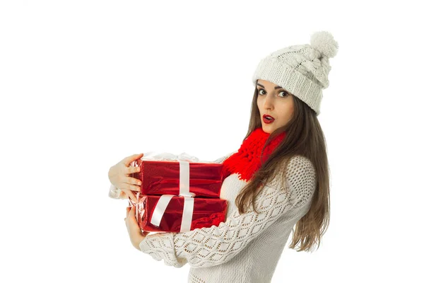 Donna in maglione caldo e sciarpa rossa — Foto Stock