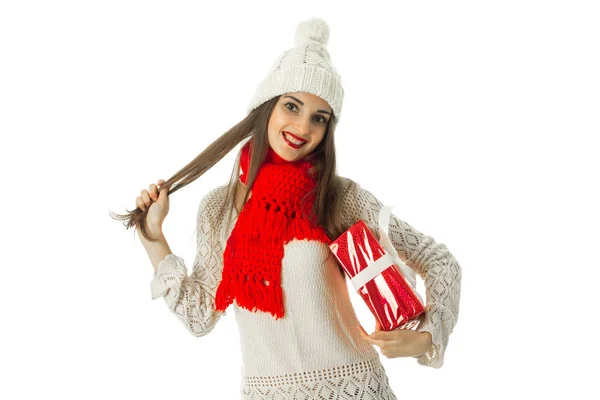 Kvinna i varm tröja och röd halsduk — Stockfoto