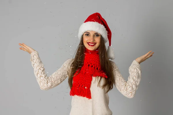 Ragazza in cappello di Babbo Natale e sciarpa rossa — Foto Stock