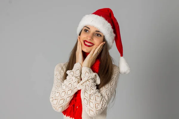 Ragazza in cappello di Babbo Natale e sciarpa rossa — Foto Stock