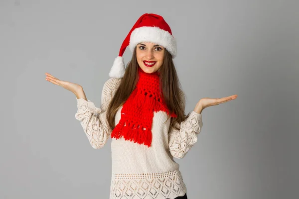 在圣诞老人的帽子和红色围巾的女孩 — 图库照片
