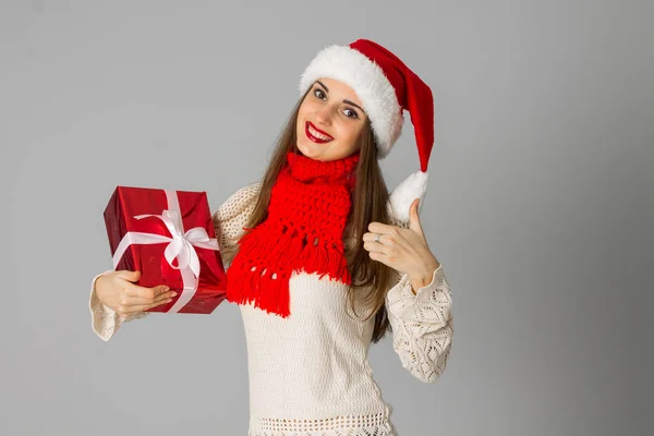 Fille dans santa chapeau avec cadeau — Photo