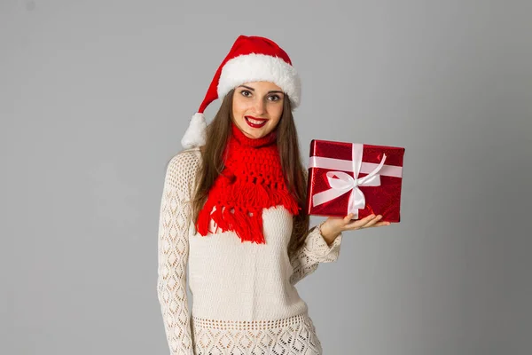 Ragazza in cappello di Babbo Natale con regalo — Foto Stock