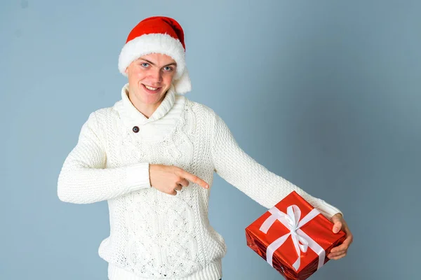 Giovane uomo felice con scatola regalo — Foto Stock