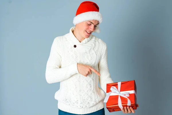 Молодий веселий чоловік з подарунковою коробкою — стокове фото