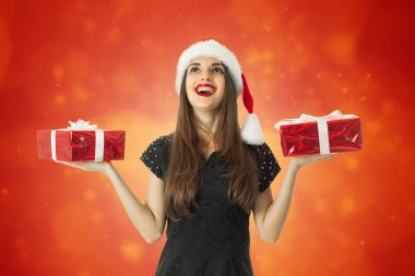 santa şapka gülümseyen içinde muhteşem bir kadın