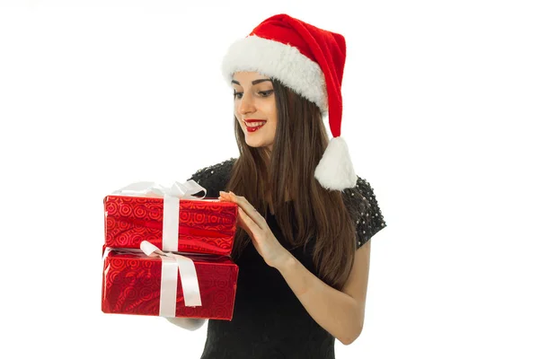 Hermosa chica en sombrero de santa con caja de regalo roja — Foto de Stock