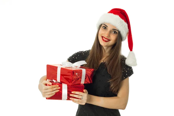 在圣诞老人的帽子与红色礼品时尚女人 — 图库照片