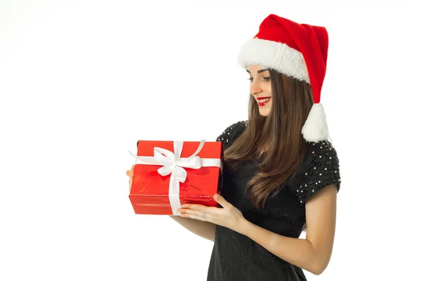 Mujer en sombrero de santa sonriendo — Foto de Stock