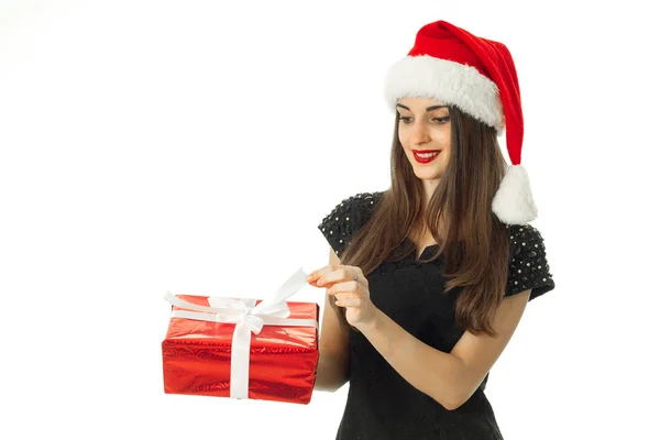 Fröhliche brünette Frau mit Weihnachtsmann-Hut — Stockfoto