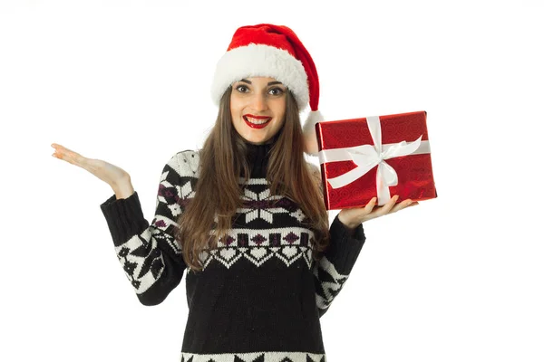 Carino donna in caldo maglione e cappello di Babbo Natale — Foto Stock