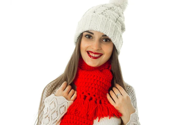 Brunett tjej i varm tröja och röd halsduk — Stockfoto