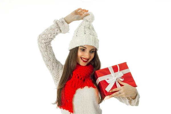 Donna in maglione caldo e sciarpa rossa — Foto Stock