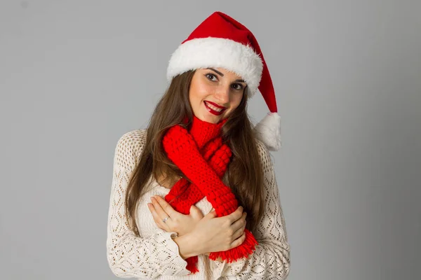 Дівчина в капелюсі Санти і червоний шарф — стокове фото