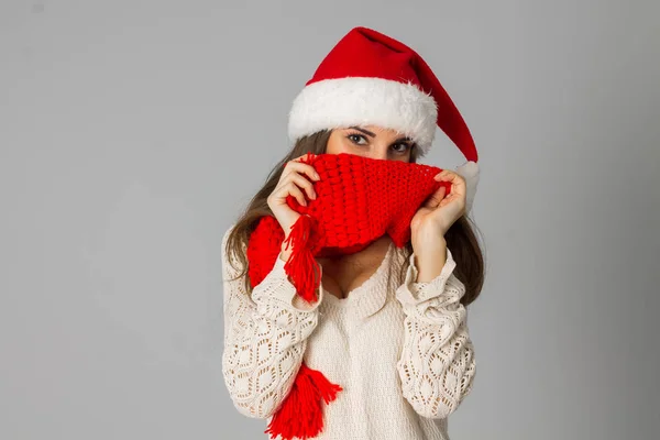 Ragazza in cappello di Babbo Natale e sciarpa rossa — Foto Stock