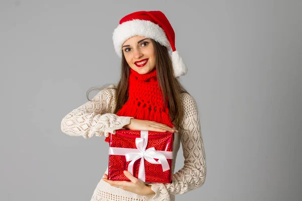 Ragazza in cappello di Babbo Natale con regalo — Foto Stock