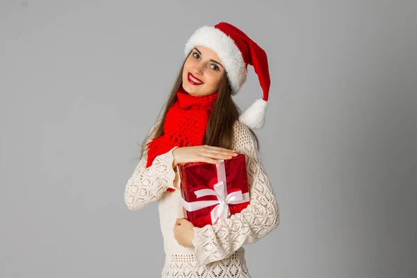 Ragazza in cappello di Babbo Natale con regalo — Foto Stock