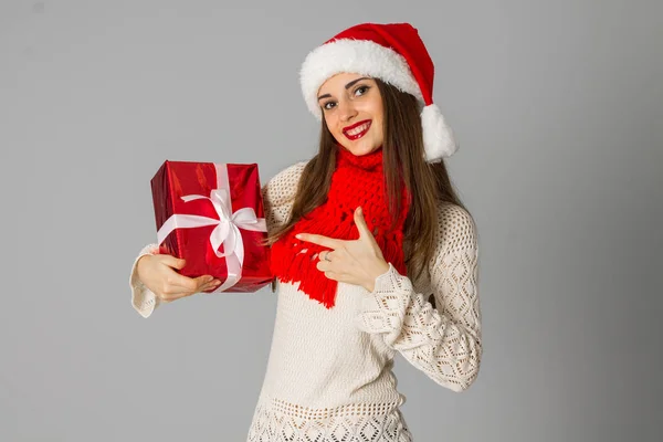 圣诞老人与礼物的帽子的女孩 — 图库照片