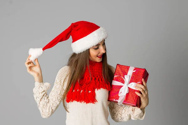 Dívka v santa hat s dárkem — Stock fotografie