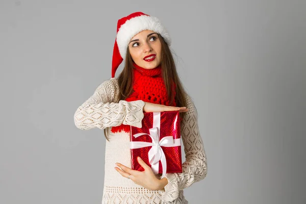 Ragazza in cappello di Babbo Natale con regalo — Foto Stock