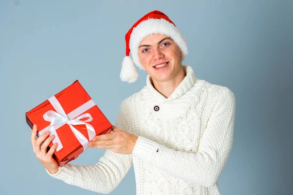 Giovane ragazzo con scatola regalo in mano — Foto Stock