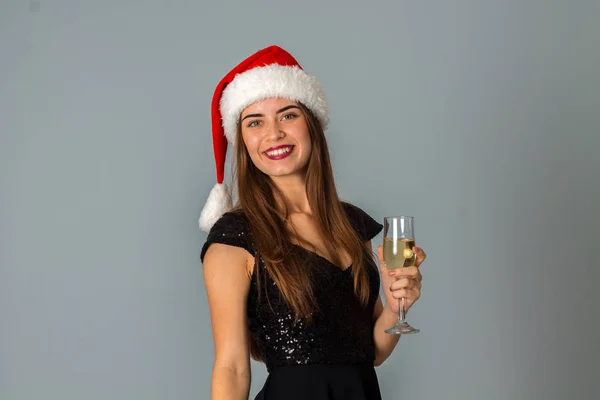 Ung vacker flicka i santa hatt — Stockfoto