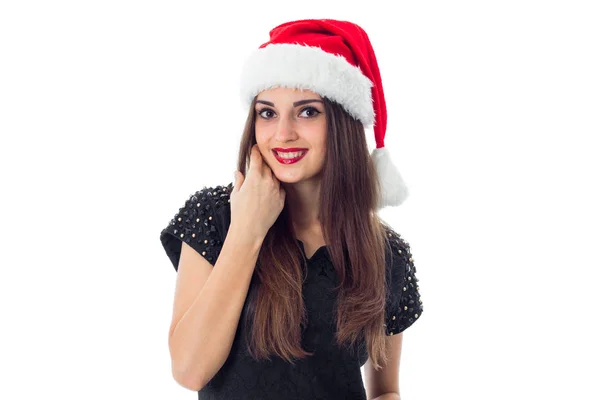 可爱的黑发女孩在圣诞老人的帽子 — 图库照片