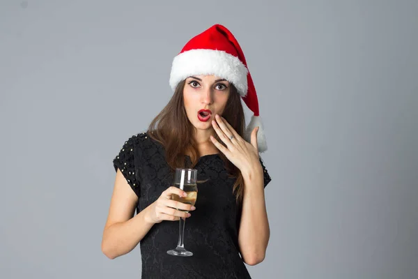 Fille avec une coupe de champagne — Photo