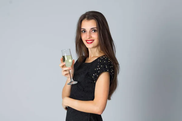 Chica en vestido negro posando en el estudio — Foto de Stock