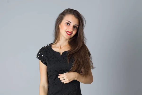 Chica en vestido negro posando en el estudio — Foto de Stock