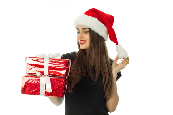 Glamour-Mädchen mit Weihnachtsmann-Hut und roter Geschenkbox — Stockfoto