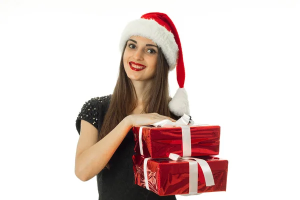 女孩在圣诞老人的帽子与红色礼品盒 — 图库照片