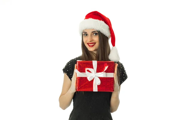 与红色礼物圣诞老人的帽子的可爱女孩 — 图库照片