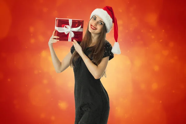 Mode Mädchen mit Weihnachtsmütze lächelnd — Stockfoto