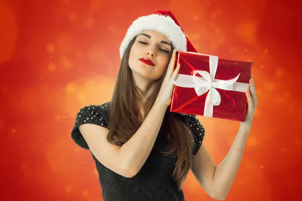 Adorable chica en santa hat con los ojos cerrados — Foto de Stock