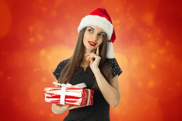 Splendida donna bruna in cappello di Babbo Natale — Foto Stock